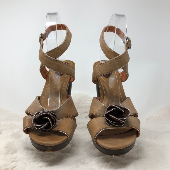 Fossil  Tan Flower Platform Women 4"Heels 1" Platform Sz 8.5 - Picture 3 of 9